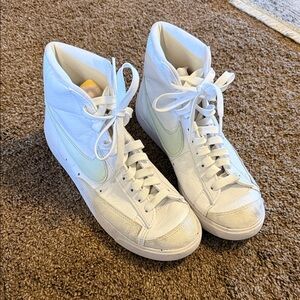 Women’s Nike Blazer mid 77 light green white tennis shoes high top sz 8